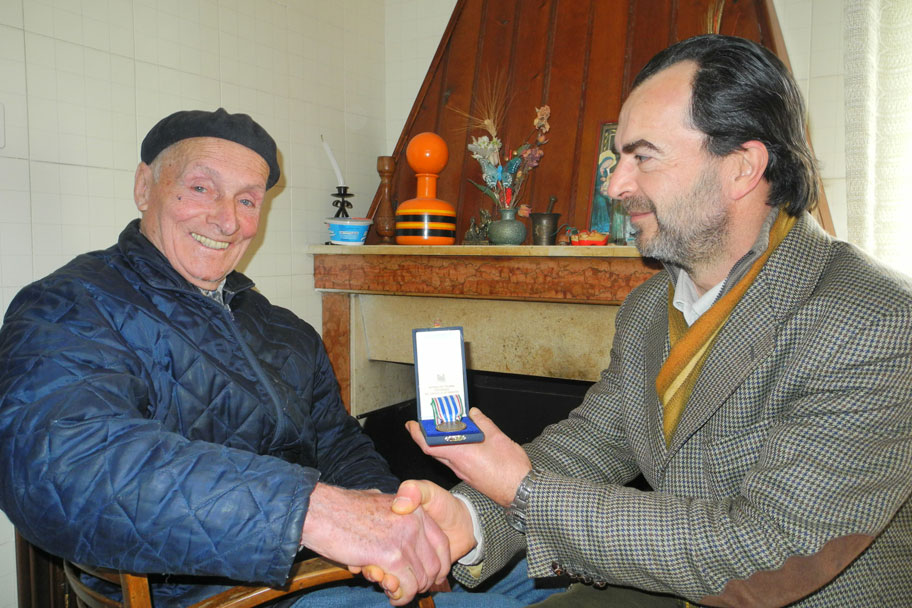 Il Sindaco Arduino Tassi consegna la medaglia a Giuseppe Villani